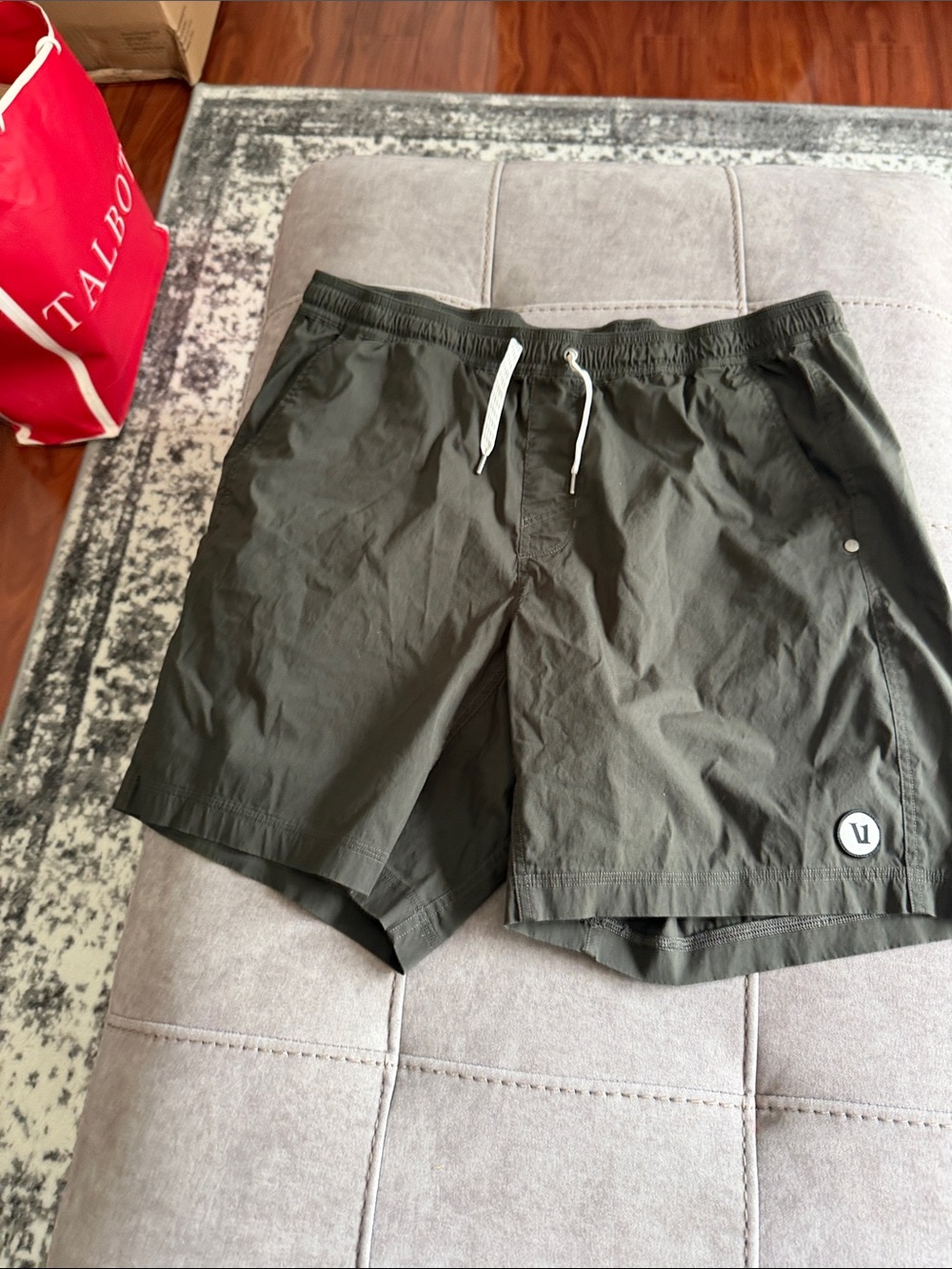 Vuori Dark Green Athletic Shorts with White Drawstring lien XL